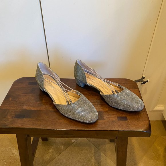 J. Renee Charolette Pump in Pewter Glitter Fabric, Size 8 Narrow. - Picture 5 of 5